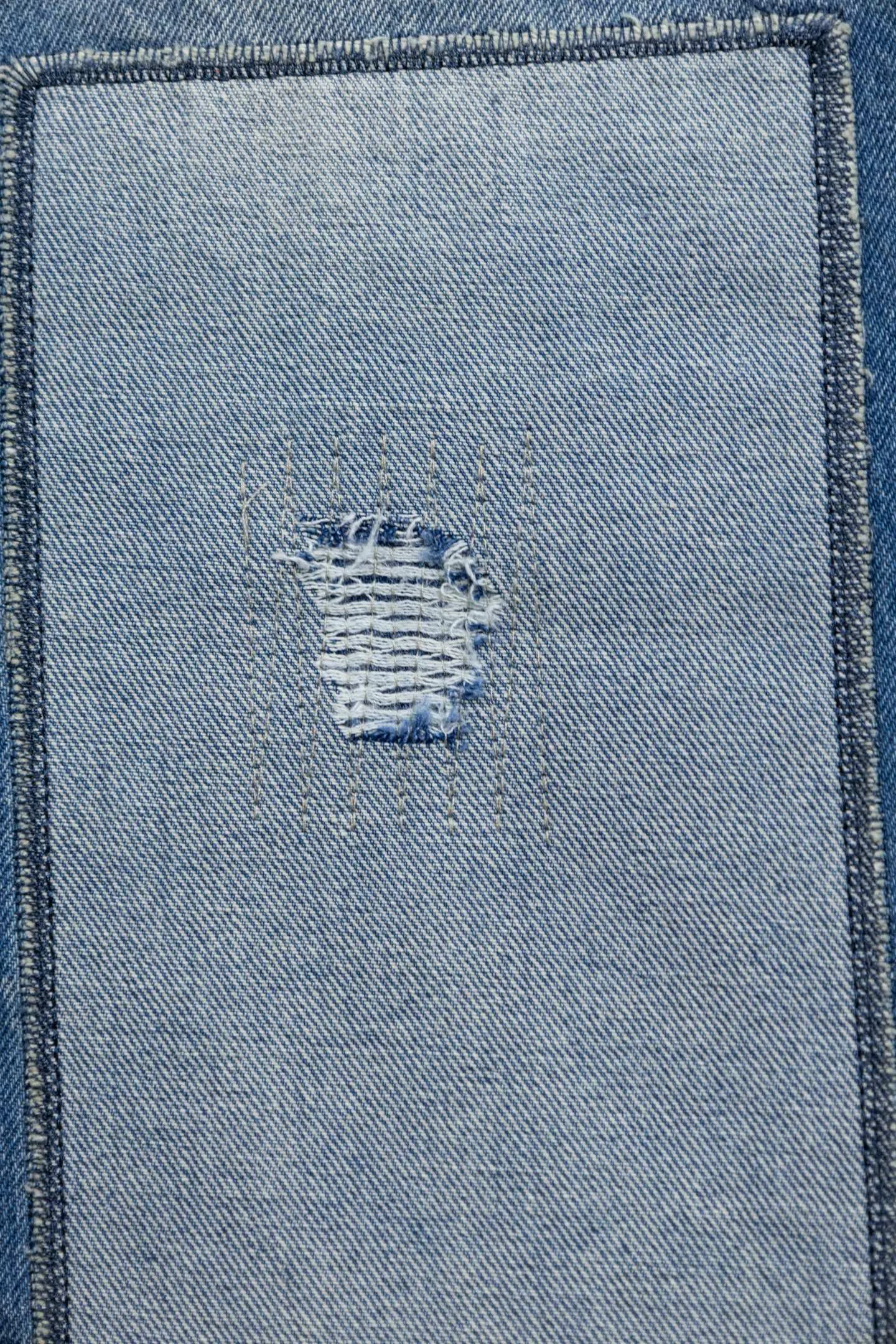 P230 Ralph Lauren 2026RRL retro ripped jeans, American retro essentials, classic loose fit: 13.75oz Japanese selvage denim, made in the United States, 100% cotton, perfect texture! Durable and non-shrinking: Mechanical pre-shrunk finishing® technology, still fit after long-term wear, retro wash has a more timeless taste ~ Size: 28--34 Color: Denim blue